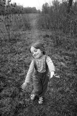 Garip bir küçük kız bir patika zevk gidiyor