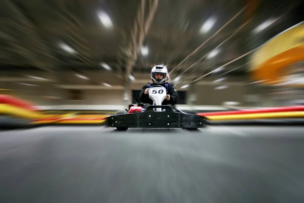 Go-kart bir kask erkekte bir karting yolda hamle