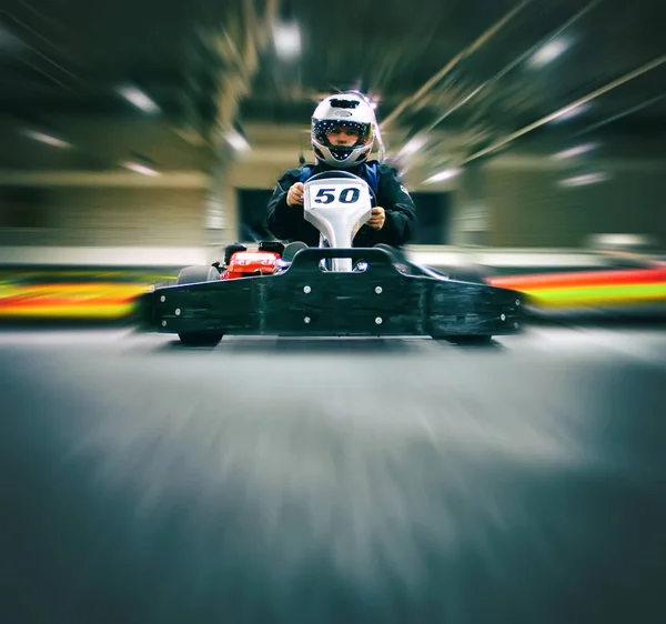 Hombre Casco Karting Mueve Una Pista Karting — Foto de Stock