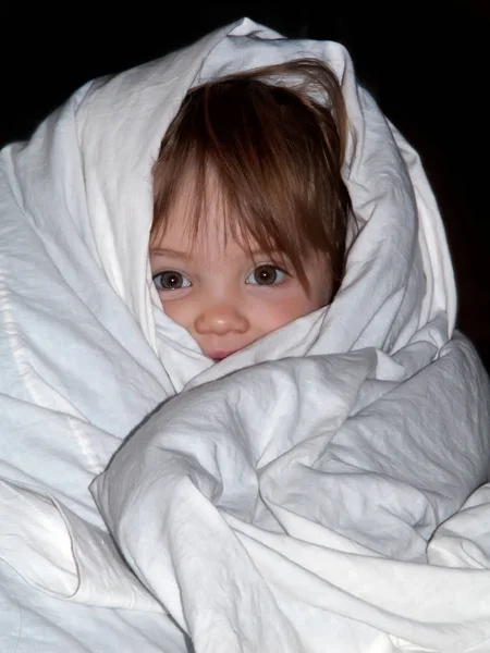 Retrato Bela Menina Olhos Verdes Envolto Cobertor Branco — Fotografia de Stock