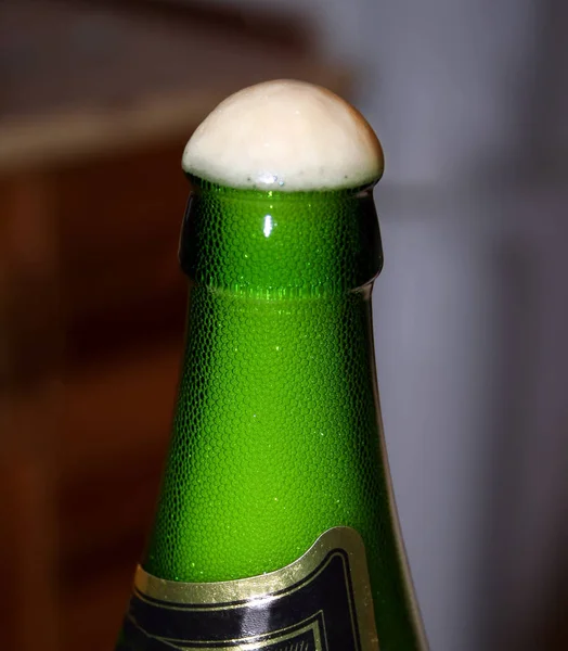 Goulot Étranglement Vert Bouteille Avec Mousse Bière Blanche — Photo