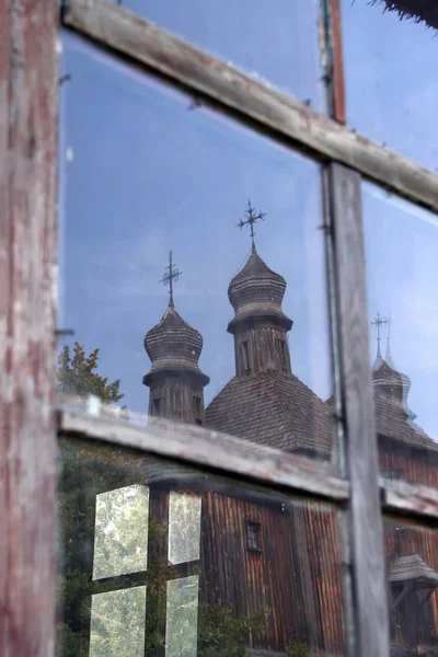 Отражение Старой Деревянной Церкви Окне Старой Деревянной Рамой — стоковое фото