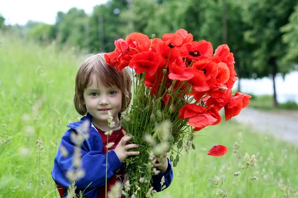 ケシの花束を保持しているかわいい女の子 — ストック写真