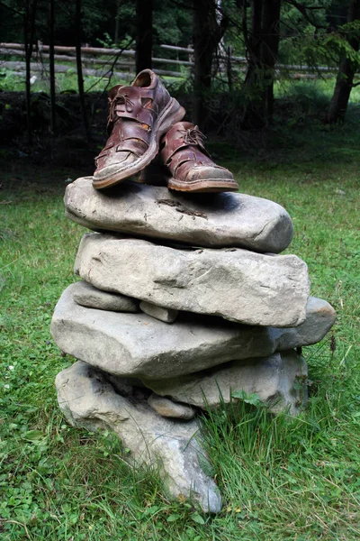 Los Zapatos Viejos Mascul Pedestal Las Piedras — Foto de Stock