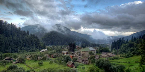 从山顶上看山上的村庄 喀尔巴阡山 — 图库照片