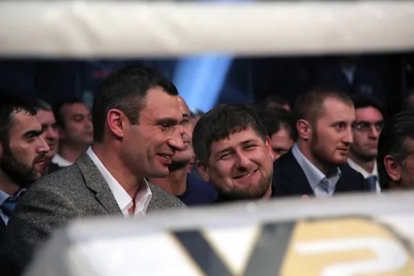 Brovary, Ukrayna, 4.12.2010 Ukraynalı siyasetçi, boksör Vitali Klitschko, Çeçen Başkanı Ramzan Kadırov. Boks mücadele izlerken.