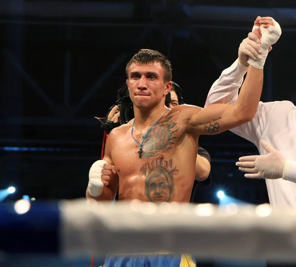 ブロヴァルィー ウクライナ 2014 ヴァシリー Lomachenko ウクライナのプロボクサーは ドイツのワシに対してボクシング ウクライナの指導者の夜に参加します ショッピング エンターテイメント — ストック写真