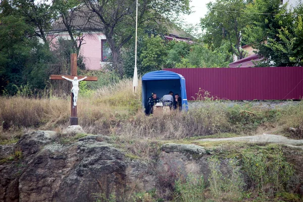 Умань Украина 2015 Три Милиционера Сидят Навесом Возле Деревянного Креста — стоковое фото