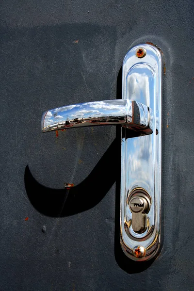Рукоятка Двери Железной Двери Отражение Неба — стоковое фото