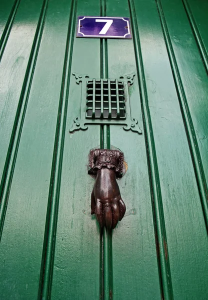 Puerta Cobre Golpeador Forma Palma Está Puerta Madera Verde — Foto de Stock