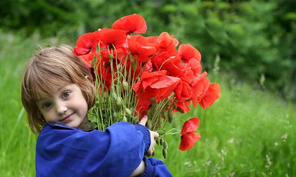 ケシの花束を保持しているかわいい女の子 — ストック写真