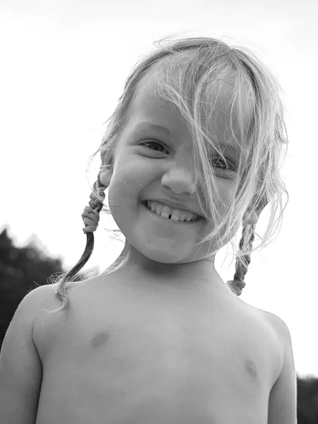 Het Gezicht Van Een Mooi Lachen Meisje Met Twee Vlechten — Stockfoto
