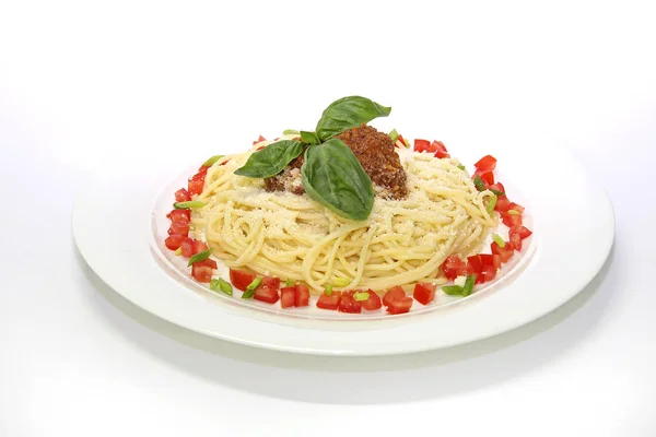 意大利面配核桃酱和干酪 配以西红柿 洋葱和菠菜装饰 — 图库照片