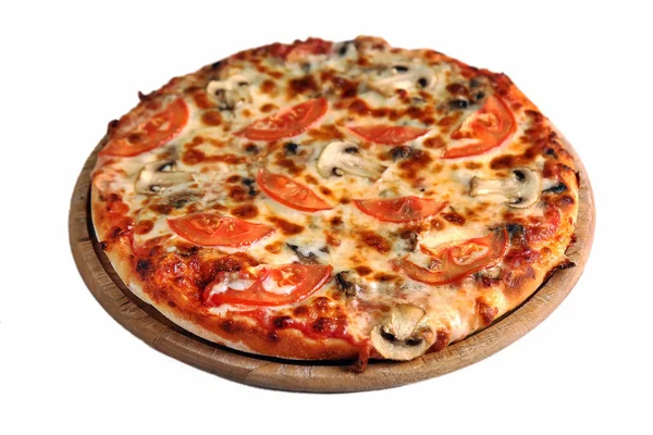 Mantar Ile Lezzetli Pizza Domates Ahşap Stand Üzerinde Beyaz Izole — Stok fotoğraf