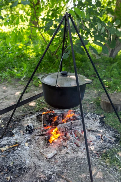 Siyah Pot Bir Tripod Üzerinde Bir Kamp Ateşi Üzerinde Isıtmalı — Stok fotoğraf