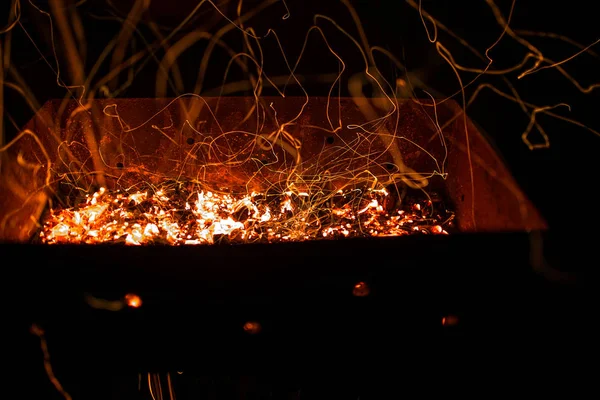 Rüzgarlı Gecede Barbekü Kıvılcımlar Uçuşuyordu Parlak Turuncu — Stok fotoğraf