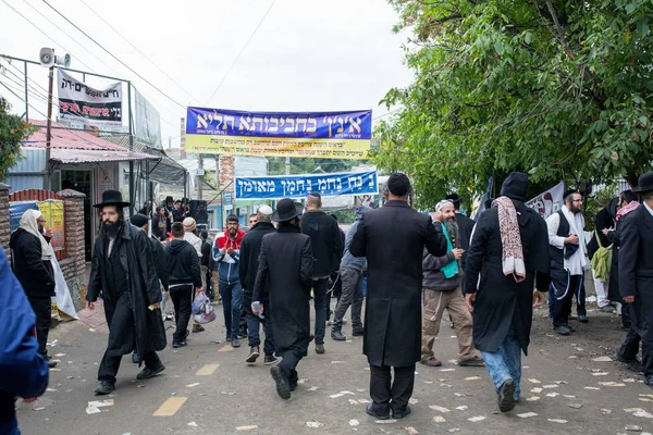 Uman, Ukrayna, 13.09.2015: Bir sürü Yahudi erkek Kippahs ve siyah elbiseli yürüme sokakta ile lots-in İbranice Rosh Hashanah kutlama sırasında yazılı tabelalar