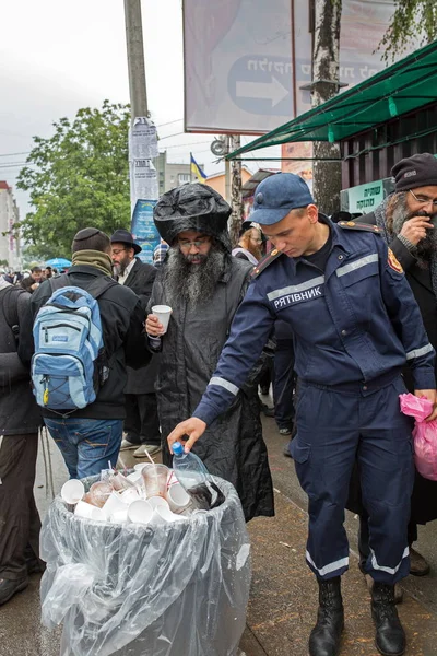 Uman Ukrajna 2015 Zsidó Ember Ember Egységes Mentő Dobja Szemét — Stock Fotó