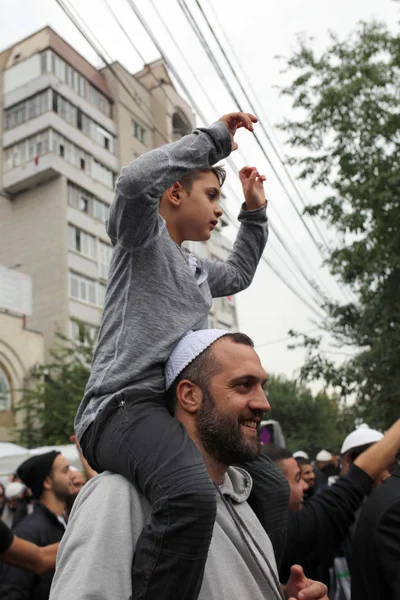 Умань Украина 2015 Еврейский Мужчина Носит Маленького Сына Своих Плечах — стоковое фото