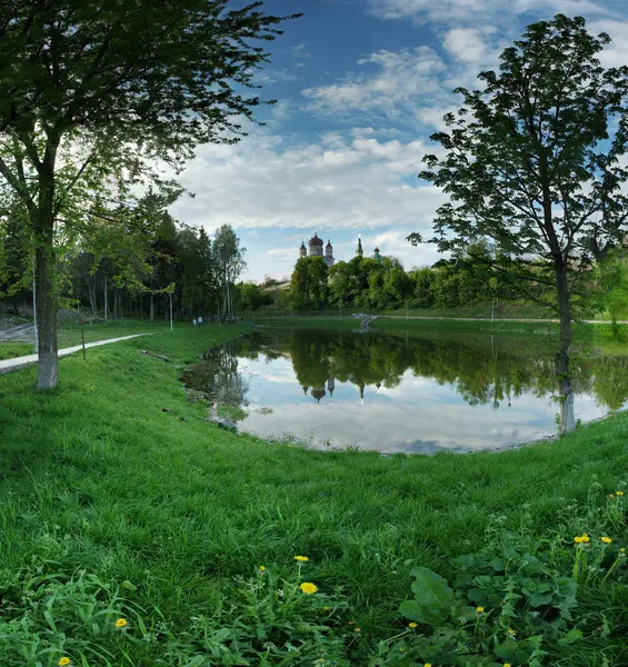 Lac Dans Parc Avec Église Dans Journée Été Kiev — Photo