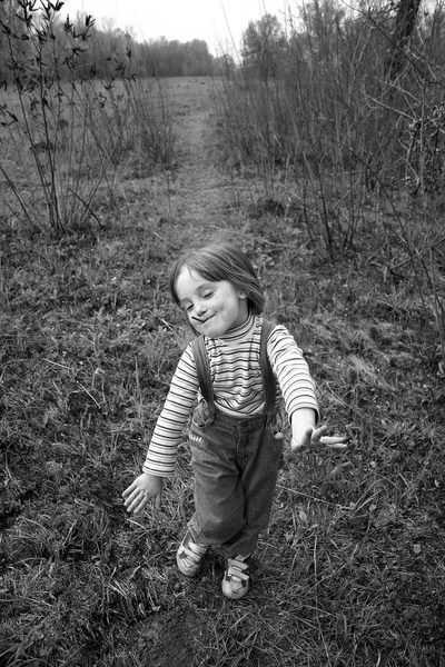 Une Drôle Petite Fille Sur Sentier Profitant — Photo