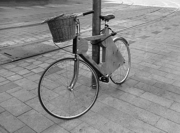 Bicicleta Madera Encuentra Cerca Una Columna Blanco Negro — Foto de Stock