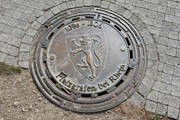 Eski kanalizasyon baca üzerinde karanlık kaldırım taşı kaldırım Mannheim