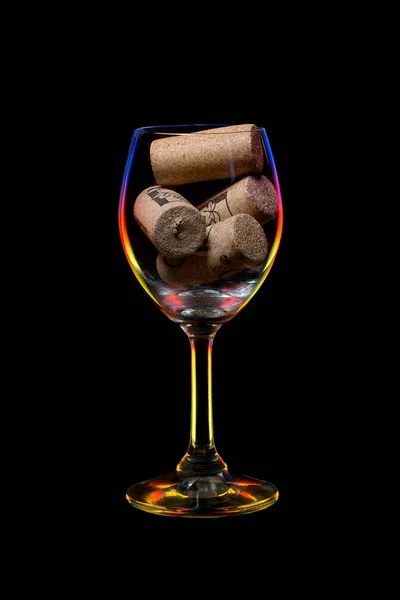 明るい照明 黒い背景にワイン ストッパーでいっぱいのワイングラス — ストック写真