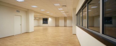 Brovary. Ukrayna. 24.02.2006 boş koridor ve pencereler kapalı yeni bir bina