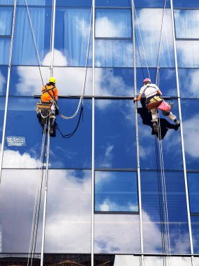 Kirli hava temizleme konsepti. Çevre koruma. Aksiyon açık gökyüzü. Saflığın korunması.