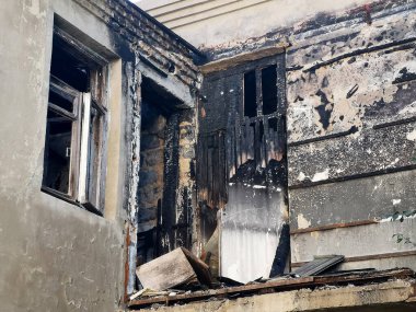 Yangından sonra eski evin bir kısmı.