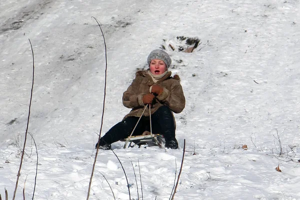 Laughing Woman Sledge Rides Snow Hill — Stock Photo, Image