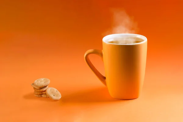 Taza Naranja Con Caliente Galletas Forma Corazón Sobre Fondo Gradiente — Foto de Stock