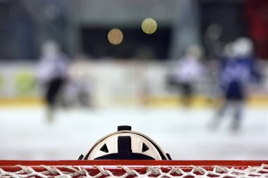 Hokey takımının kalecisi kapıda. Arka plan