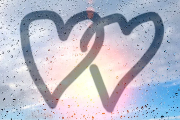 유리에 그려져 있습니다 하늘에 빗방울이 우정의 발렌틴 컨셉이야 발렌티나의 배경에 — 스톡 사진
