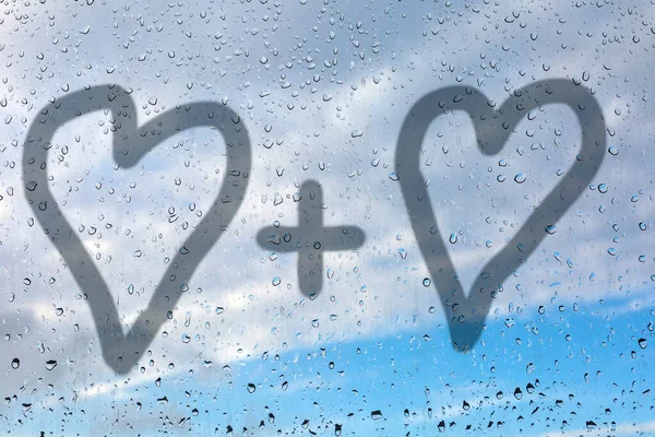 Изображение Двух Сердец Туманном Стекле Стеклянное Окно Капельками Дождя Голубом — стоковое фото