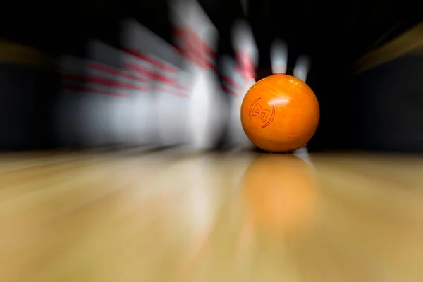 Une Boule Bowling Orange Roule Grande Vitesse Quilles Blanches Espace — Photo