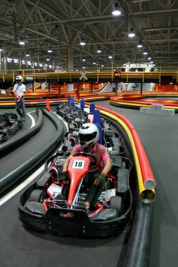 Brovary Ukrayna 19.07.2007 Kapalı alanda yüksek hızda karta biniyor. Aktif eğlence, karting pistinde eğlence.