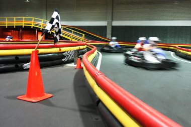 Brovary Ukrayna 19.07.2007 Kapalı alanda yüksek hızda karta biniyor. Aktif eğlence, karting pistinde eğlence.