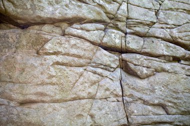 Taş duvar çatlaklar ve çöküntülerle gridir. Doğal doku arkaplanı