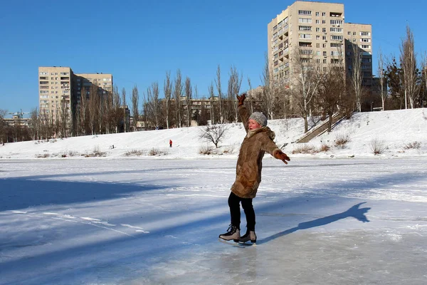 Young Woman Ice Skating Outdoors Pond — Stock Photo, Image