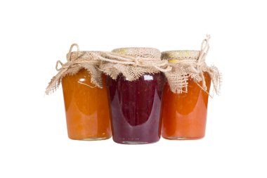 Birkaç kavanoz kırmızı ve sarı reçel, kapağı kalın bir bez ve kenevir ipiyle bağlanmış. Beyaz arkaplanda izole et.