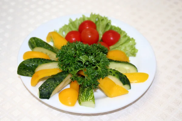 Verduras Cortadas Uma Chapa Tomate Pepino Pimentão Vermelho Folhas Salada — Fotografia de Stock