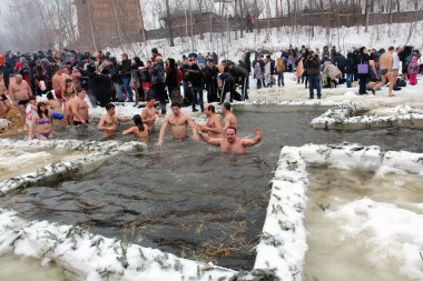 Kiev, Ukrayna, 19.01.2013 Ortodoks bayramı Epifani 'de buzlukta yıkanan insanlar.