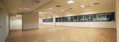 Boş ışıklı koridor, içeride pencereler ve yeni bir bina.