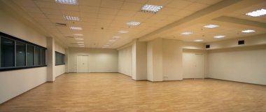 Brovary. Ukrayna. 24.02.2006 boş koridor ve pencereler kapalı yeni bir bina