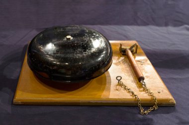 Ring Gong - Boks gösterilerinde ses sinyalleri ileten cihaz. Tahta bir standa ve metal bir silindire zincirle bağlanmış şok çekici içeriyor.