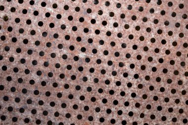 Doku, şekil, arka plan. Yuvarlak delikli paslı demir çarşaf, yakın plan.