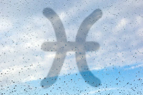黄道帯の水の兆候 3つの占星術のシンボル サソリと雌しべ 失敗したガラスの上に指を描く 青い空に対する雨滴とガラス窓 — ストック写真