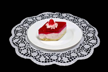 Beyaz peçetede iştah açıcı kırmızı pasta. Yakın plan. Karanlık bir arka planda.